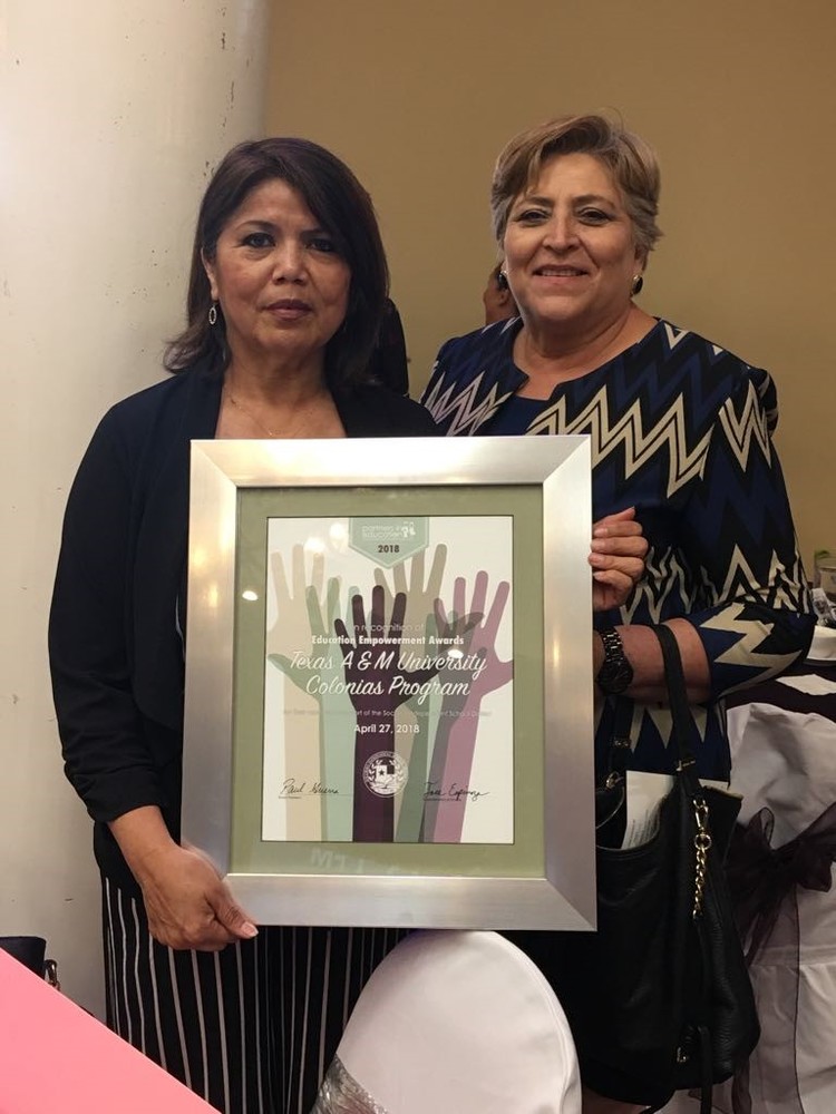 Texas A&M Colonias Program receives the Education Empowerment Award from SISD for their Mujer A Mujer and More Counts Programs